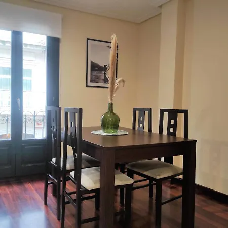 Apartament 1a. Disfruta De Su Balcon Sobre El Casco Viejo. *