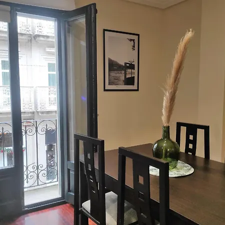 1a. Disfruta De Su Balcón Sobre El Casco Viejo.